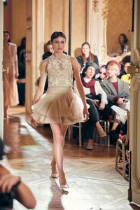 Thuy Ngan Shines as Vedette with International Models - image 6