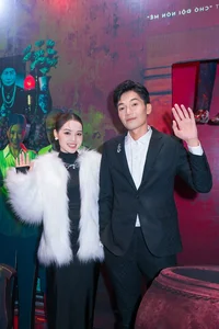 Actor Quang Tuan and Wife Linh Phi Turn Heads with Romantic Red Carpet Appearance - image 6