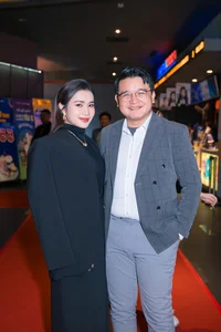 Actor Quang Tuan and Wife Linh Phi Turn Heads with Romantic Red Carpet Appearance - image 4
