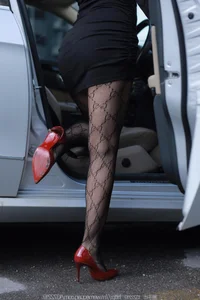 Qiu Qiu Car Stories: Urban Narrative and Sophisticated Fashion Photography - image 60