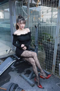 Qiu Qiu Car Stories: Urban Narrative and Sophisticated Fashion Photography - image 50