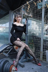Qiu Qiu Car Stories: Urban Narrative and Sophisticated Fashion Photography - image 75