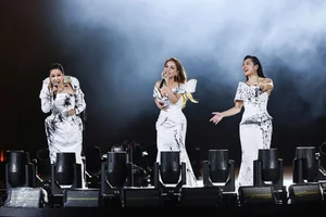 Unstoppable Energy: The 'Beautiful Sisters' Dazzle in Explosive Concert Performance - image 14