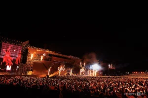Unstoppable Energy: The 'Beautiful Sisters' Dazzle in Explosive Concert Performance - image 2