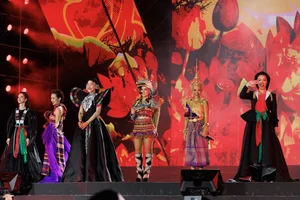 Unstoppable Energy: The 'Beautiful Sisters' Dazzle in Explosive Concert Performance - image 4