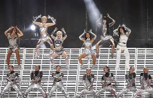 Unstoppable Energy: The 'Beautiful Sisters' Dazzle in Explosive Concert Performance - image 9