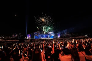 Unstoppable Energy: The 'Beautiful Sisters' Dazzle in Explosive Concert Performance - image 0