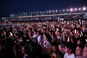 Unstoppable Energy: The 'Beautiful Sisters' Dazzle in Explosive Concert Performance - image 12