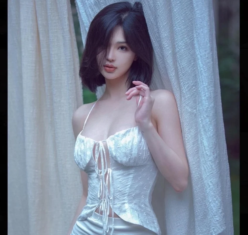 Stunning Chinese Mother Shares Inspiring Post-Pregnancy Fitness Journey and Elegant Style
