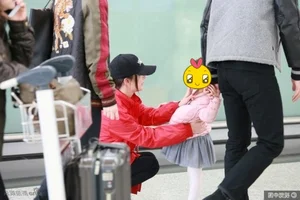 Yang Mi and Hawick Lau Daughter Noemie Grown Up Photos - image 4