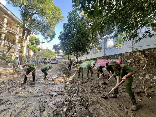 Yen Bai Flood Cleanup: Residents Battle Mountains of Mud and Debris