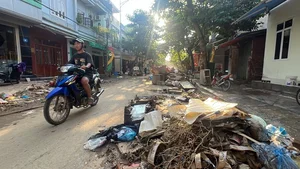 Yen Bai Flood Cleanup: Residents Battle Mountains of Mud and Debris - image 8