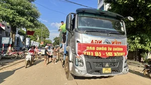 Yen Bai Flood Cleanup: Residents Battle Mountains of Mud and Debris - image 2