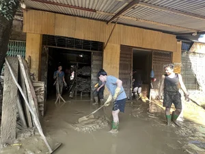 Yen Bai Flood Cleanup: Residents Battle Mountains of Mud and Debris - image 5