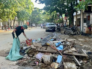 Yen Bai Flood Cleanup: Residents Battle Mountains of Mud and Debris - image 3