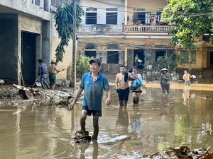 Yen Bai Flood Cleanup: Residents Battle Mountains of Mud and Debris - image 1
