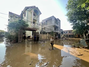 Yen Bai Flood Cleanup: Residents Battle Mountains of Mud and Debris - image 4