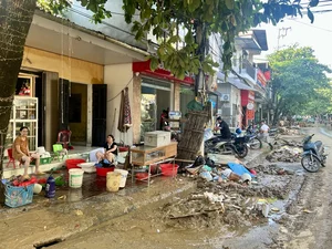 Yen Bai Flood Cleanup: Residents Battle Mountains of Mud and Debris - image 7