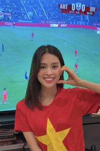 Vietnamese Celebrities Rejoice as National Football Team Triumphs Over Rivals Thailand - image 7