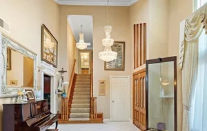 Inside the Stunning $1.2 Million Mansion of the Famous Overseas Vietnamese Singer - image 3