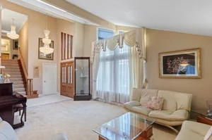 Inside the Stunning $1.2 Million Mansion of the Famous Overseas Vietnamese Singer - image 6