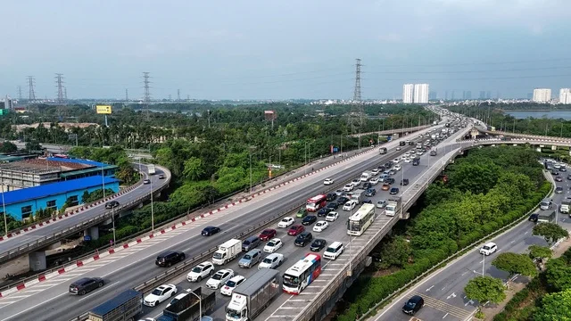 Gridlock Alert: Hanoi Gateways Face Kilometer-Long Traffic Jams After Holidays