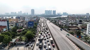Gridlock Alert: Hanoi Gateways Face Kilometer-Long Traffic Jams After Holidays - image 4