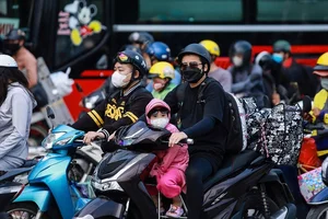 Gridlock Alert: Hanoi Gateways Face Kilometer-Long Traffic Jams After Holidays - image 5