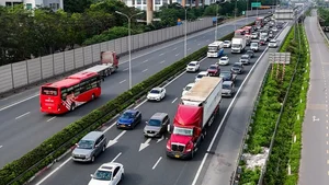 Gridlock Alert: Hanoi Gateways Face Kilometer-Long Traffic Jams After Holidays - image 6