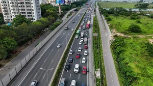 Gridlock Alert: Hanoi Gateways Face Kilometer-Long Traffic Jams After Holidays - image 3