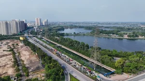 Gridlock Alert: Hanoi Gateways Face Kilometer-Long Traffic Jams After Holidays - image 8