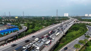 Gridlock Alert: Hanoi Gateways Face Kilometer-Long Traffic Jams After Holidays - image 0
