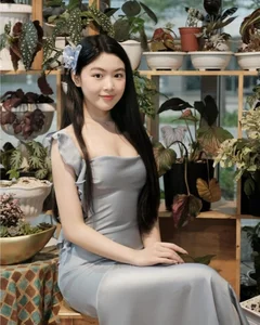 Quyen Linh's Daughter Lo Lem Stuns in Elegant 18th Birthday Look - image 4