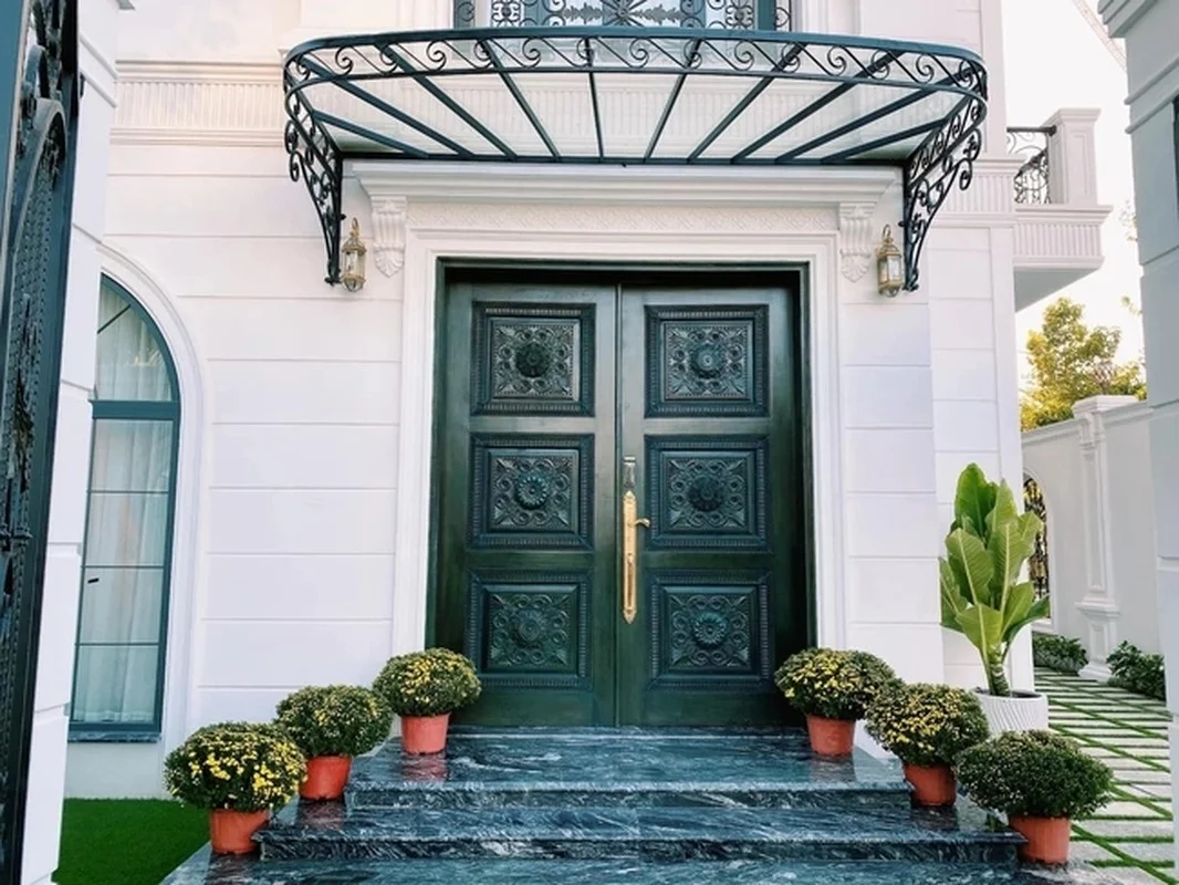 Inside Singer Dang Khoi's Luxurious Two-Frontage Mansion