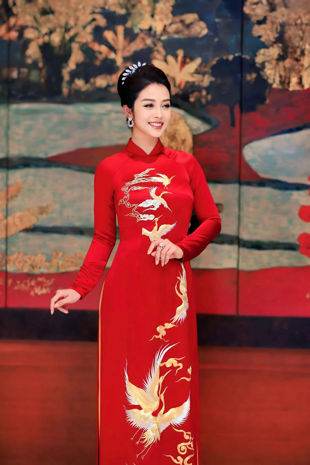 Vietnamese Celebrities Shine in Elegant Ao Dai for Tet Celebrations