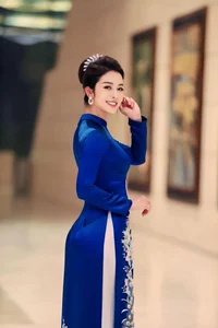 Vietnamese Celebrities Shine in Elegant Ao Dai for Tet Celebrations - image 7