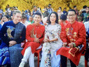 Vietnamese Celebrities Shine in Elegant Ao Dai for Tet Celebrations - image 6