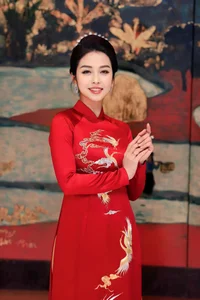 Vietnamese Celebrities Shine in Elegant Ao Dai for Tet Celebrations - image 2