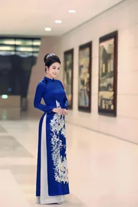 Vietnamese Celebrities Shine in Elegant Ao Dai for Tet Celebrations - image 17
