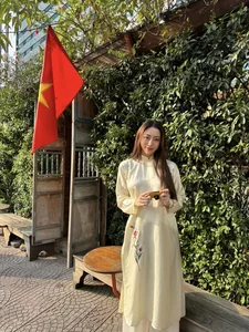 Vietnamese Celebrities Shine in Elegant Ao Dai for Tet Celebrations - image 15