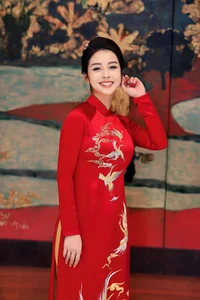Vietnamese Celebrities Shine in Elegant Ao Dai for Tet Celebrations - image 8