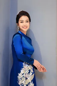 Vietnamese Celebrities Shine in Elegant Ao Dai for Tet Celebrations - image 13