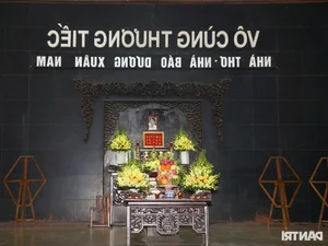 Miss Vietnam Legends Pay Tribute to the Late Poet Duong Ky Anh - image 3