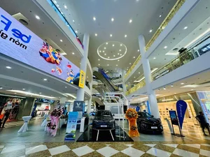Inside VinFast's Massive 8,000m2 Showroom: A New Era for EVs - image 1