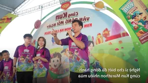 Children Wave National Flags at Kun Marathon Ha Long Finish Line - image 2