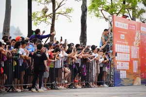 Children Wave National Flags at Kun Marathon Ha Long Finish Line - image 3
