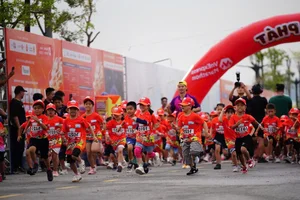 Children Wave National Flags at Kun Marathon Ha Long Finish Line - image 6