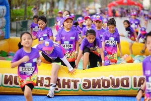 Children Wave National Flags at Kun Marathon Ha Long Finish Line - image 0