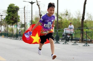 Children Wave National Flags at Kun Marathon Ha Long Finish Line - image 8