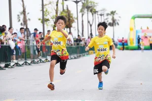 Children Wave National Flags at Kun Marathon Ha Long Finish Line - image 9